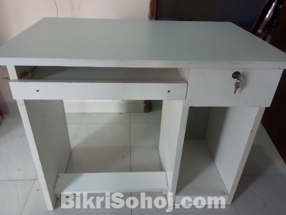 Computer Table বিক্রি হবে।